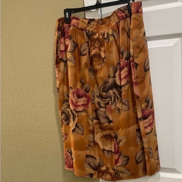 Jones New York Dresses & Skirts - Jones New York women 100% silk skirt size 22
Lined, two side pockets
